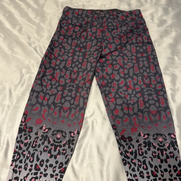 Stay Cool, light fit, Fun pink and grey leopard print leggings - Picture 2 of 4